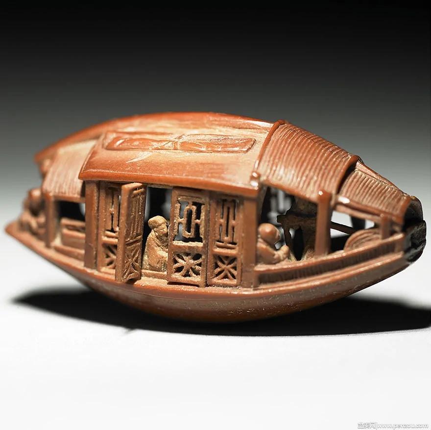 錯綜複雜的橄欖核船 中國古老的雕刻微型藝術