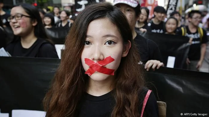 Hunderte Menschen demonstrieren vor Tiananmen-Jahrestag in Hongkong1.6.2014