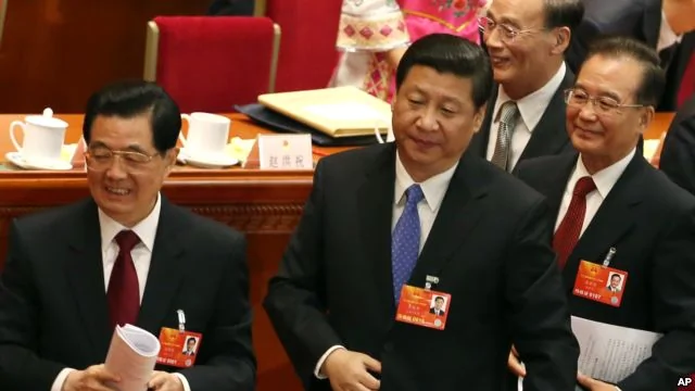 胡锦涛、习近平和温家宝在2013年3月的人大会议开幕式后。习近平接过来的“花钱买安定”的资源少于当年胡锦涛温家宝接收的资源