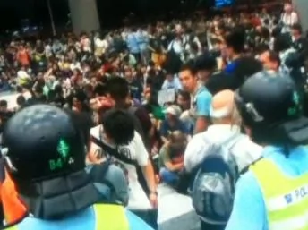 香港民眾二度衝擊立法會，21人被捕，2014年6月13日。