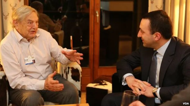 美国索罗斯基金会创始人索罗斯（左）2014年1月在世界经济论坛和格鲁吉亚总理会晤