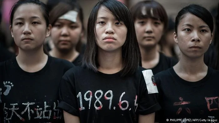 Hunderte Menschen demonstrieren vor Tiananmen-Jahrestag in Hongkong4.6.2014