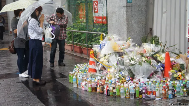 BBC中文网记者在东京池袋车祸现场见到络绎不绝来哀悼的日本人记者在东京池袋车祸现场见到络绎不绝来哀悼的日本人