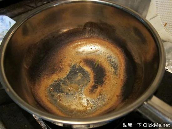 5分钟让烧焦的锅子变回原状 不用再靠蛮力刷锅子了