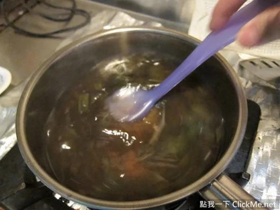 5分钟让烧焦的锅子变回原状 不用再靠蛮力刷锅子了
