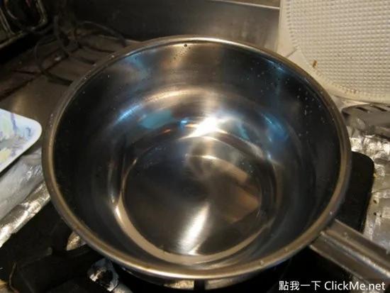 5分钟让烧焦的锅子变回原状 不用再靠蛮力刷锅子了