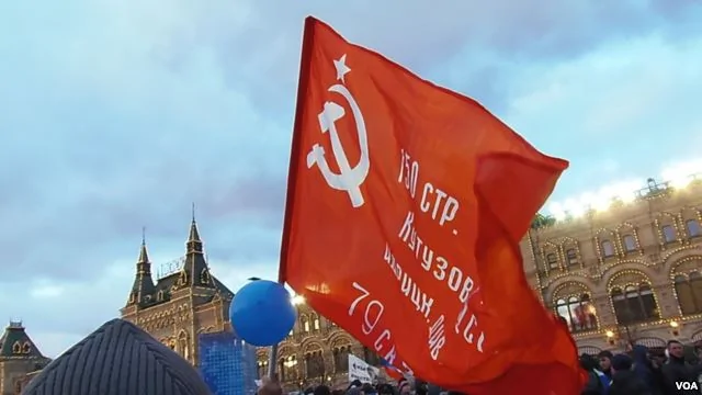 3月18日莫斯科红场庆祝吞并克里米亚集会上的共产党红旗。(美国之音白桦拍摄)