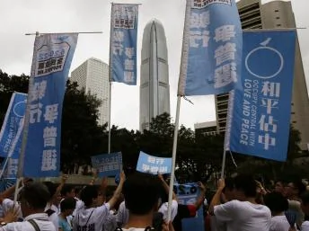 2014年6月20日，香港民主運動支持者在中環地區號召參與民間「佔中公投」