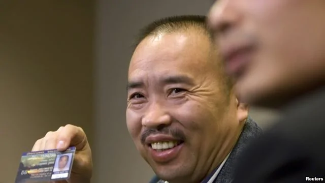赖昌星2007年在温哥华举行的记者会上展示他的驾照