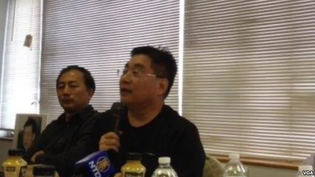 台湾关怀中国人权联盟理事长杨宪宏在两岸局势讨论会上演讲（美国之音方冰拍摄）