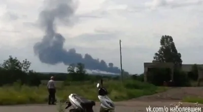 當地媒體引用民眾拍攝的影片，疑似被飛彈擊落的馬航墜機地點傳出大量濃煙，目前機上人員生死未卜。（照片擷取自YouTube）