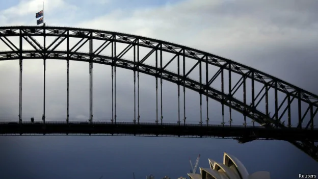 澳大利亚悉尼大桥的澳大利亚国旗下半旗，哀悼在马航坠机事件中遇难的澳洲公民