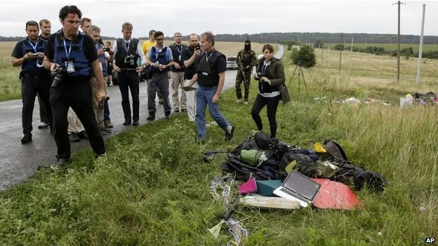 25名国际调查人员在停留一个多小时后离开了坠机地点