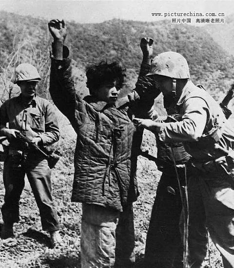 老照片:美国记者镜头下的朝鲜战争战俘