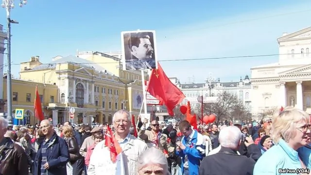 俄共擔心前蘇聯國家會仿效烏克蘭取締共產黨。去年5月1日莫斯科市中心的共產黨集會。(美國之音白樺拍攝)