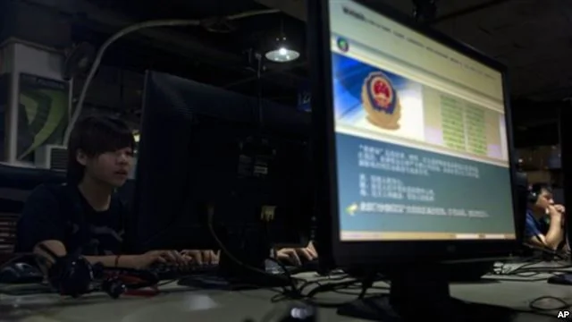 在北京一家網咖，電腦顯示屏展示著必須正確使用網絡的警方告示。