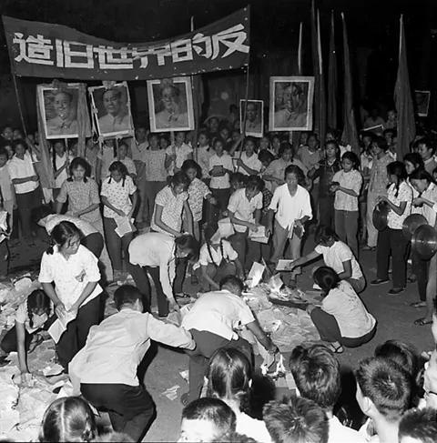破四旧:几多文物付之一炬
