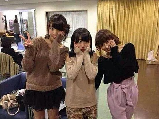 日本年轻人流行自拍新姿势 看完真让人牙疼