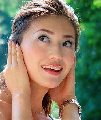 日本年轻人流行自拍新姿势 看完真让人牙疼
