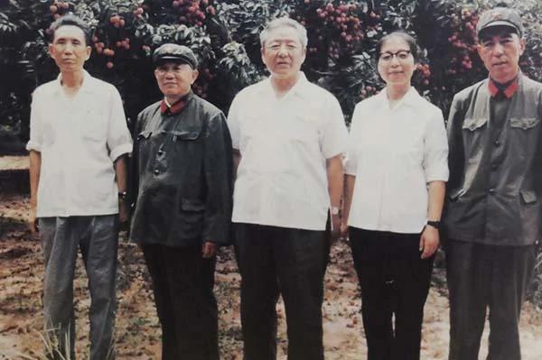 习仲勋如何解决“大逃港”:划一块地方搞特区
