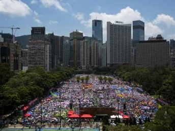 香港親北京團體組織反佔中遊行但規模遠遠不及50萬人香港民主大遊行。