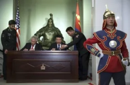 美国国防部长哈格尔与蒙古国防部长巴特额尔德尼在蒙古国防部参加签署联合声明的仪式。（2014年4月10日）