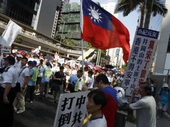 香港亲北京民众街头示威游行举着台湾中华民国国旗对抗民主派占中行动2014年8月17日香港