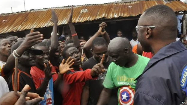 利比里亞首都蒙羅維亞居民對當局的隔離措施表示憤怒