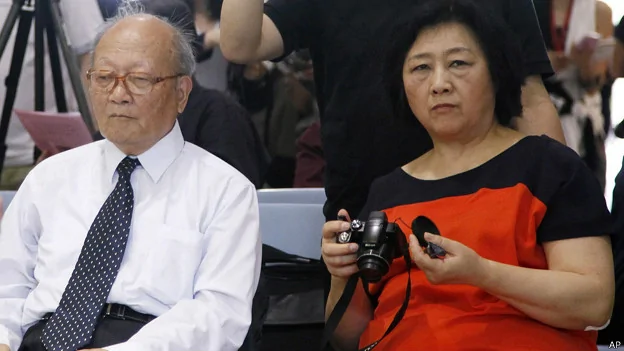 姚监复（左）与高瑜（右）在香港出席刘霞摄影展开幕式（9/6/2012）