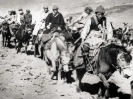 熱珠阿旺（右一）護送達賴喇嘛（中間黑衣者）出走印度(李江琳提供)