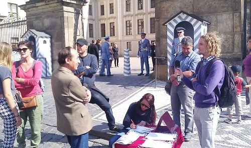 圖：人們在布拉格城堡前了解真相併在反迫害請願書上簽字