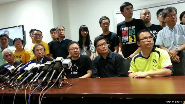 「佔領中環」運動等民主派人士聚集在香港立法會辦公樓收看有關電視直播（BBC中文網照片）。