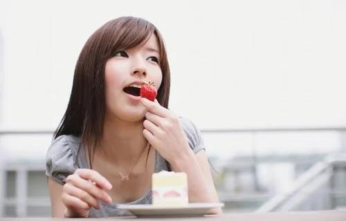 越“宅”越缺钙 过度节食减肥易损骨量