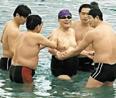 江澤民(中)在2000年訪問以色列時，在死海游泳。(取自網路)
