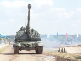 俄羅斯遠東軍演威懾鄰國，今年俄羅斯武器出口展上的自走炮。（美國之音白樺拍攝）