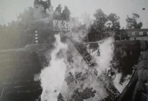 罪恶:文革中红卫兵砸毁孔子故居全过程