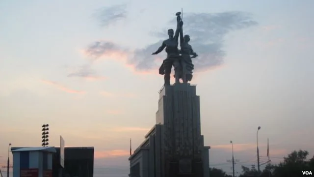 蘇聯象徵，位於莫斯科北部的工人與農民塑像。(美國之音白樺拍攝)