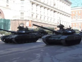 俄罗斯再次让邻国害怕，2013年5月9日胜利日红场阅兵前彩排时莫斯科街头的坦克和导弹。(美国之音白桦拍摄)