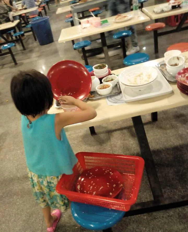 组图：6岁女童高校食堂收剩饭盘子大学生惭愧
