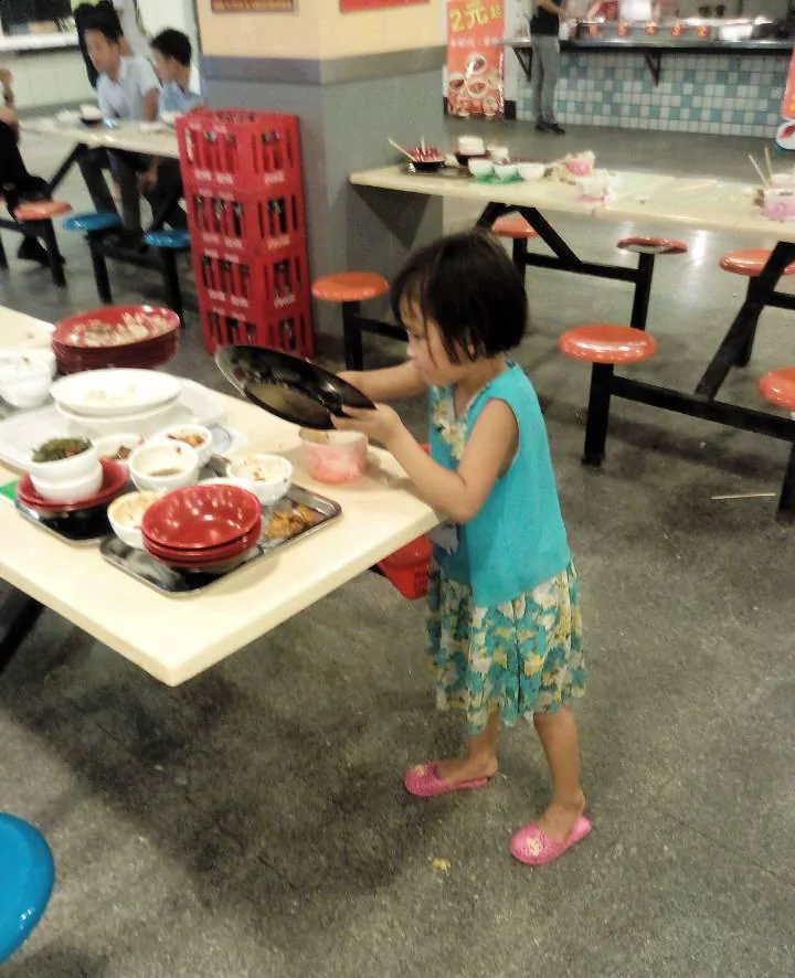 組圖：6歲女童高校食堂收剩飯盤子大學生慚愧