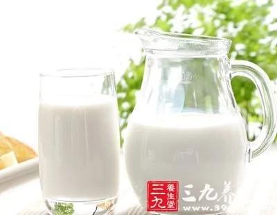 警惕夏季喝牛奶禁忌 喝對時間更養生保健
