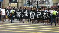 学联游行队伍在中环某路口等候横过马路（BBC中文网记者叶靖斯摄24/9/2014）