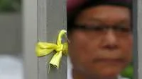 游行人士绑在香港特首办外的黄丝带（BBC中文网记者叶靖斯摄24/9/2014）