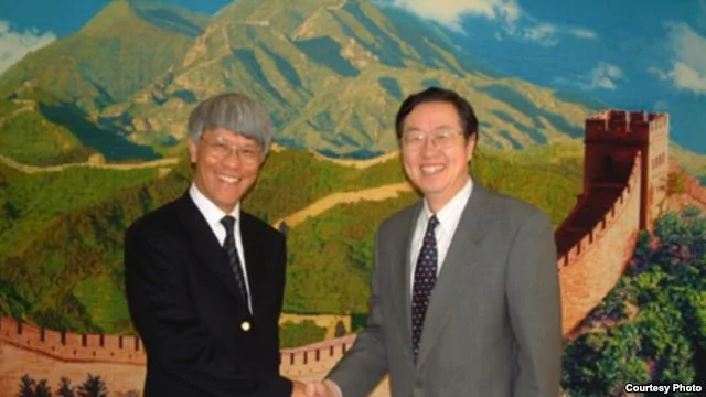 中国央行行长周小川（右侧）2003年会见香港金管局总裁任志刚(左)(香港金管局照片)