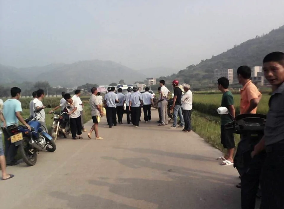 太残忍了！广西灵山4名小学生上学路上遭中年男子砍死_图1-1