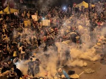香港警方向占中示威者發射催淚彈2014年9月28日香港。