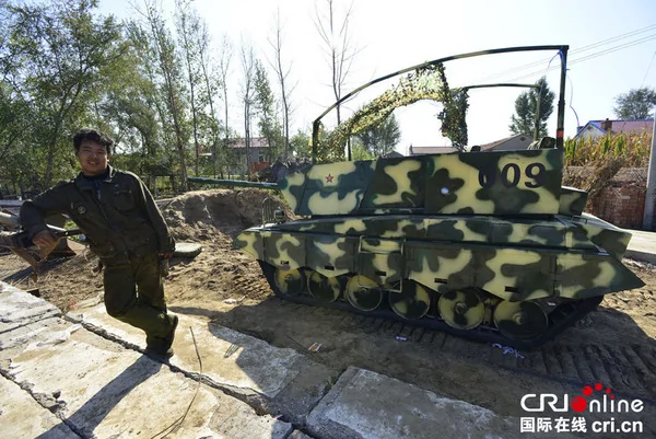 2014年9月26日，沈阳市康平县李国俊和朋友们一起自制的坦克。图片来源:陶奇/CFP