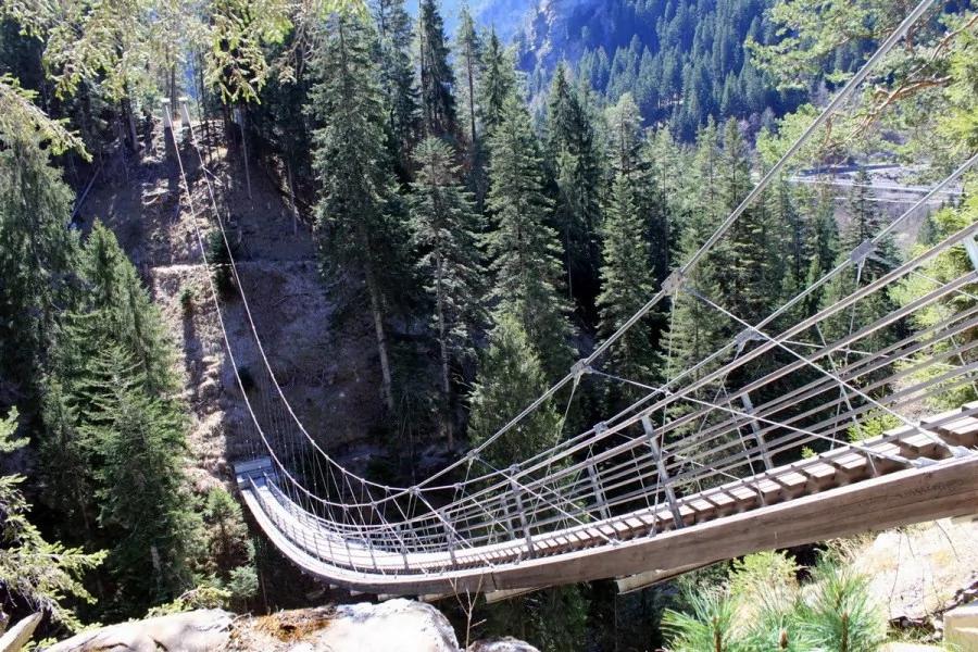 盘点全球最恐怖阶梯 华山登山阶梯上榜