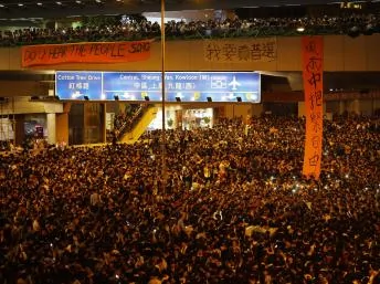 9月29日晚，香港成千上万的示威者继续抗议。