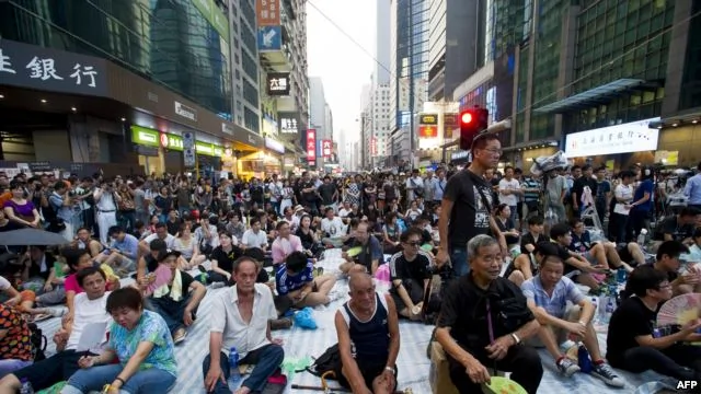 香港的抗议者不顾风雨，在道路上安营扎寨，准备长期抗争（法新社）